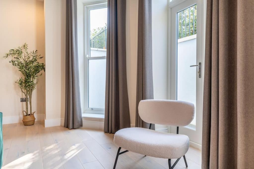 Newlands Punks by Artsy — 4-Star Luxury Hotel in London, United Kingdom