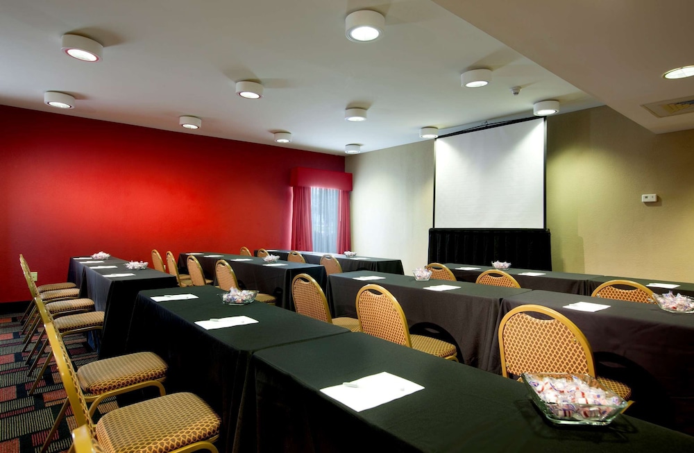 Hampton Inn Woodbridge - photo 43