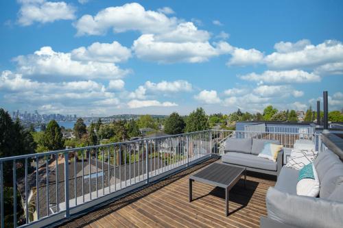 Rooftop Patio with Waterview Private Garden & Grill 3BR 3BA Modern Cityscape - photo 2