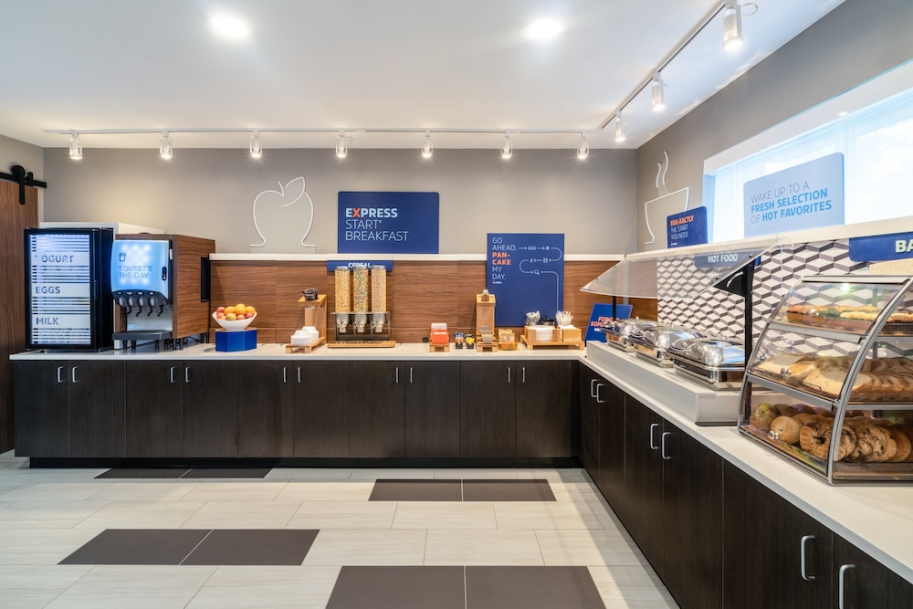 Holiday Inn Express Bluffton at Hilton Head Area by IHG - photo 42