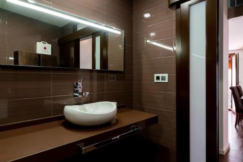 Fr26 Luxurious Apartment 2 minutes from Cathedral — 4-Star Luxury Hotel in Sevilla, Spain