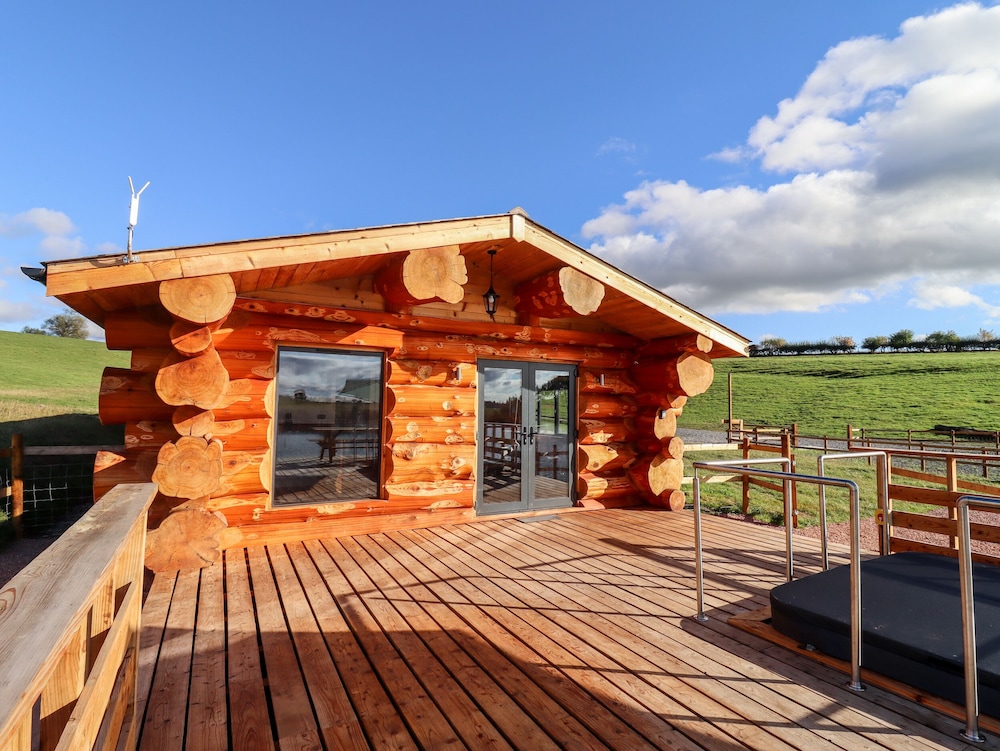 Cedar Cabin at Salford Court Farm Fishing Cabins — 4-Star Luxury Hotel in Worcester, United Kingdom