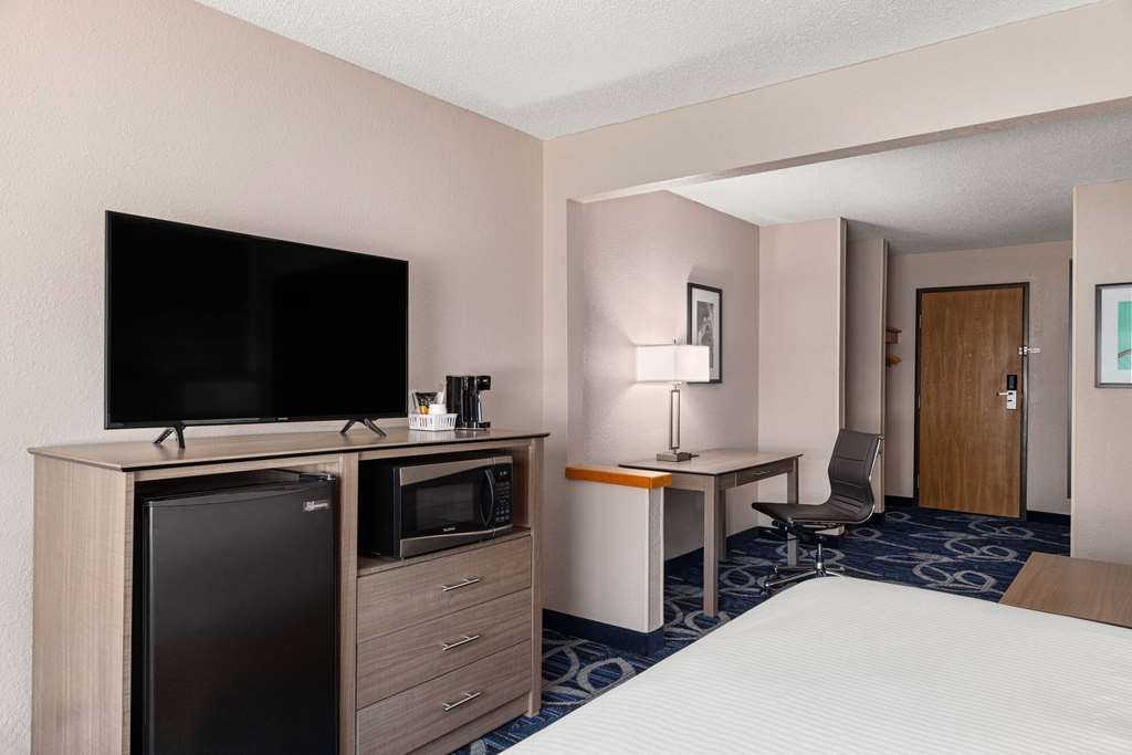 Baymont by Wyndham Waterloo - photo 36
