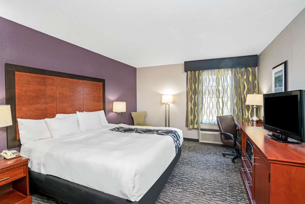 La Quinta Inn & Suites by Wyndham Knoxville North I 75 - photo 22