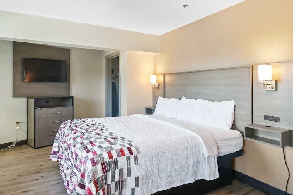 Red Roof Inn & Suites Fayetteville Fort Bragg - photo 7