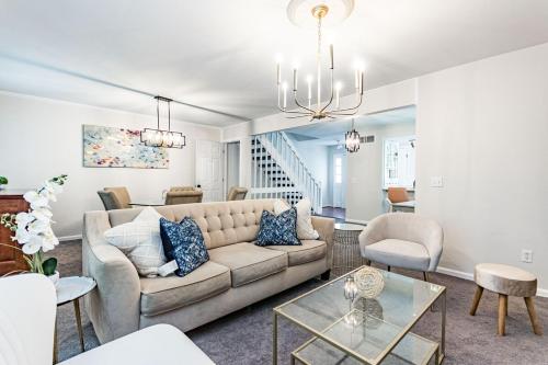 5br w community Pool close to North Hills in Raleigh, United States