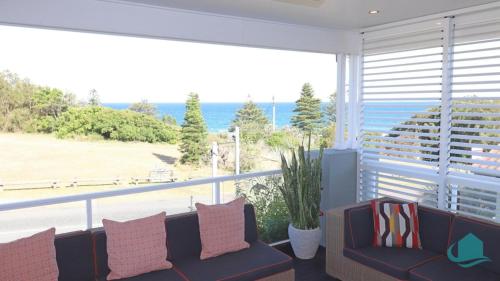 The Sands views over Caves Beach — hotel in Caves Beach