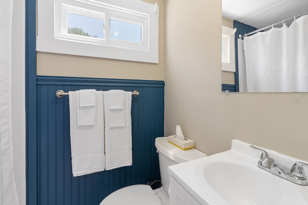 The Beaches Motel & Cottages - photo 43