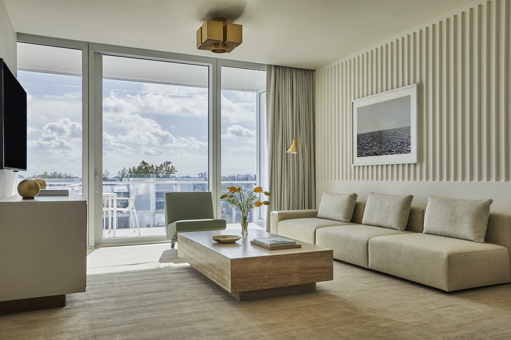 Four Seasons Hotel at The Surf Club - photo 8