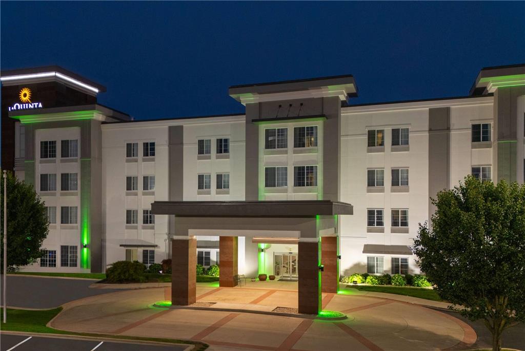 La Quinta Inn & Suites by Wyndham Columbus Edinburgh - photo 2