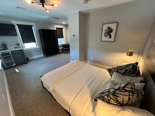 Entire Modern 7 Unit 7 Bath Boutique Inn - photo 39