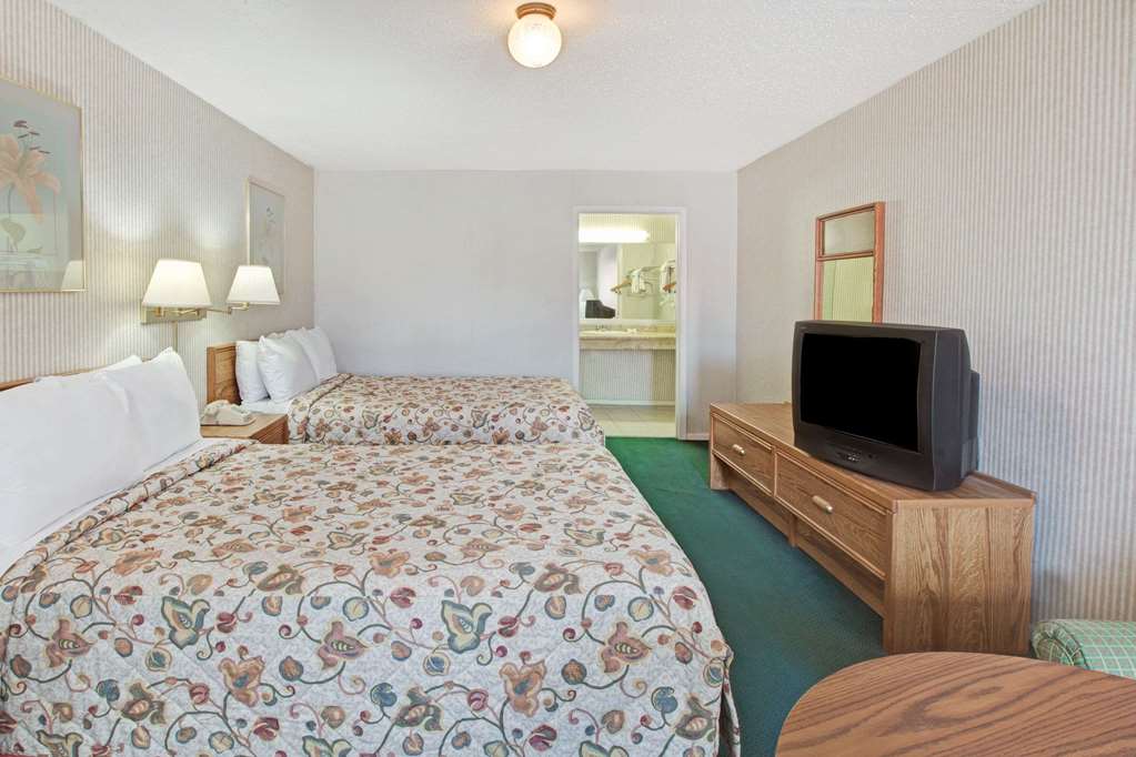 Knights Inn South Houston - photo 12