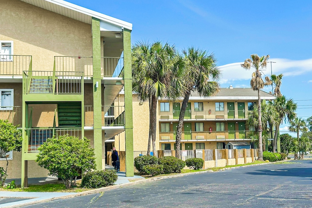 OYO Hotel Mobile AL I 65 at Airport Blvd in Mobile, United States