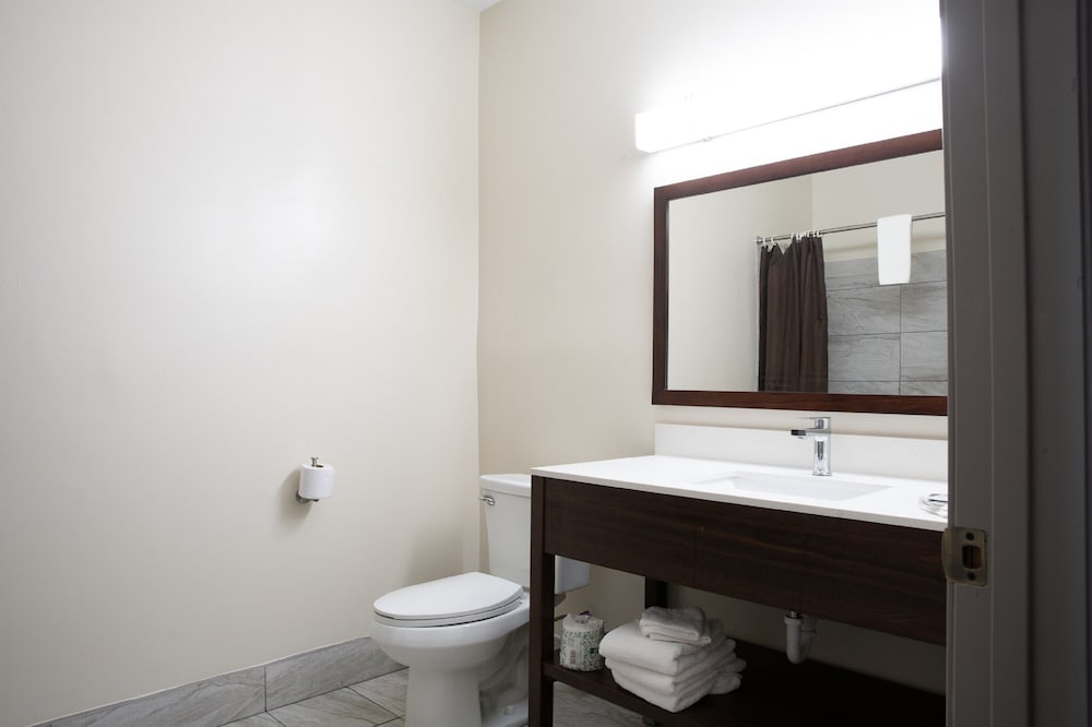 BlissPoint Inn & Suites - photo 23