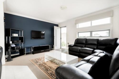 Comfortable Home 10 Minutes from Town Wifi and Garage — 4-Star Luxury Hotel in Newnham, Australia