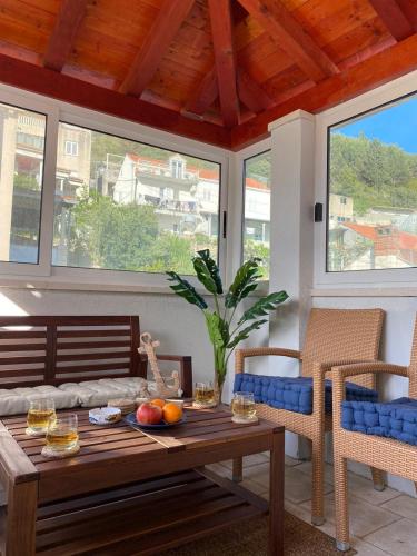 Nautical Sunset Apartment free parking