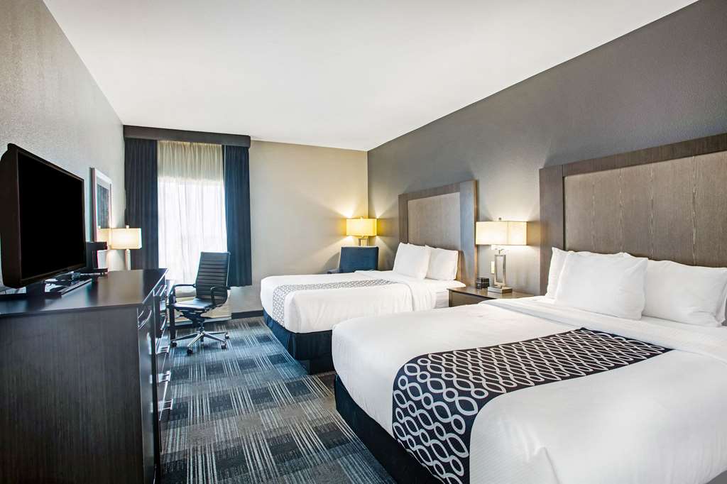 La Quinta Inn & Suites by Wyndham Victoria South - photo 17