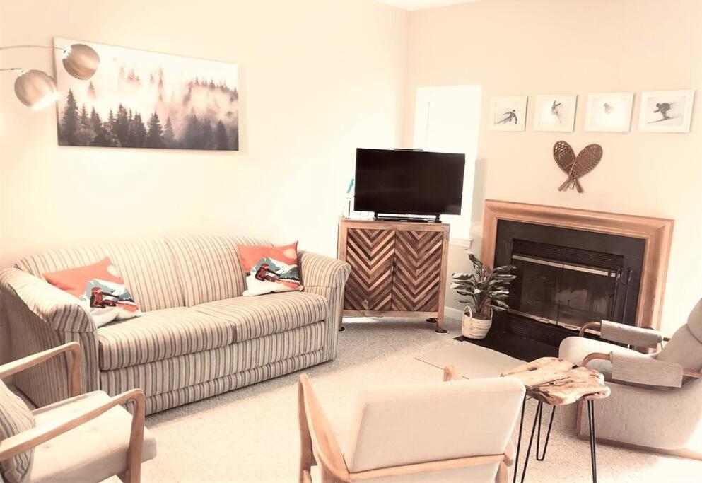 Spacious 3BR 3BA Sleeps 8 Ski On Off Jiminy Mountain Resort in Hancock, United States