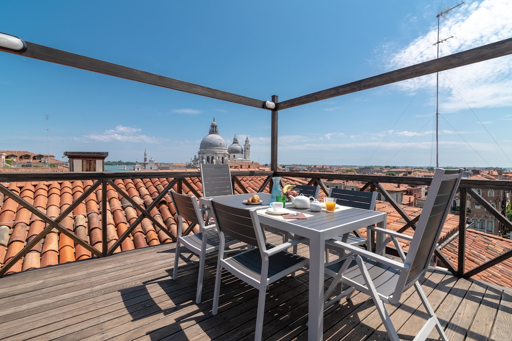 Poli Grappa Suite — 4-Star Luxury Hotel in Venice, Italy