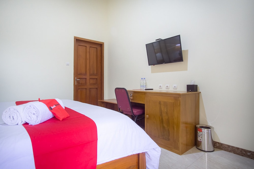 RedDoorz Plus @ Pancer Door Beach — Pacitan — photo 5