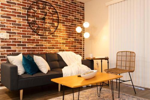 Rustic Luxe Loft A King Bed Hideout with Edge — 4-Star Luxury Hotel in Gainesville, United States