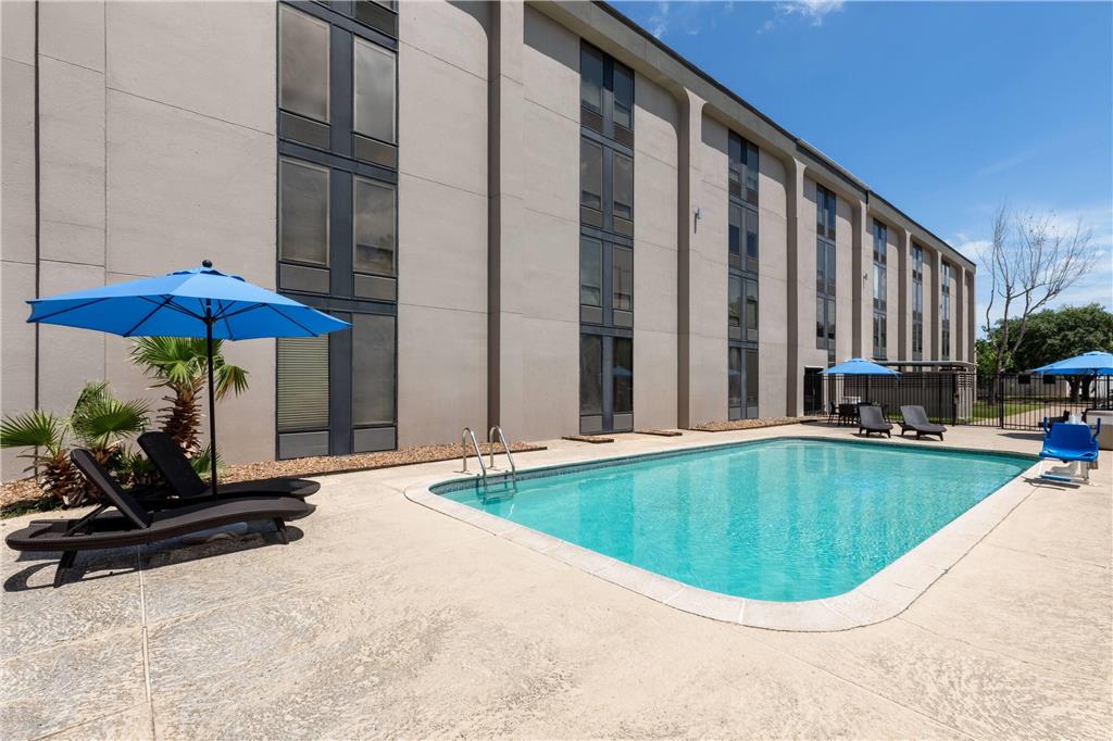 La Quinta Inn & Suites by Wyndham Houston Stafford Sugarland - photo 8
