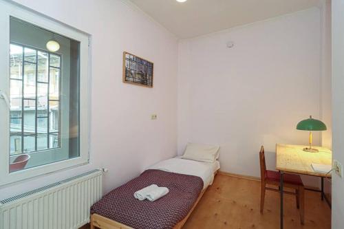 Vintage 2BR Apartment Managed By Wehost