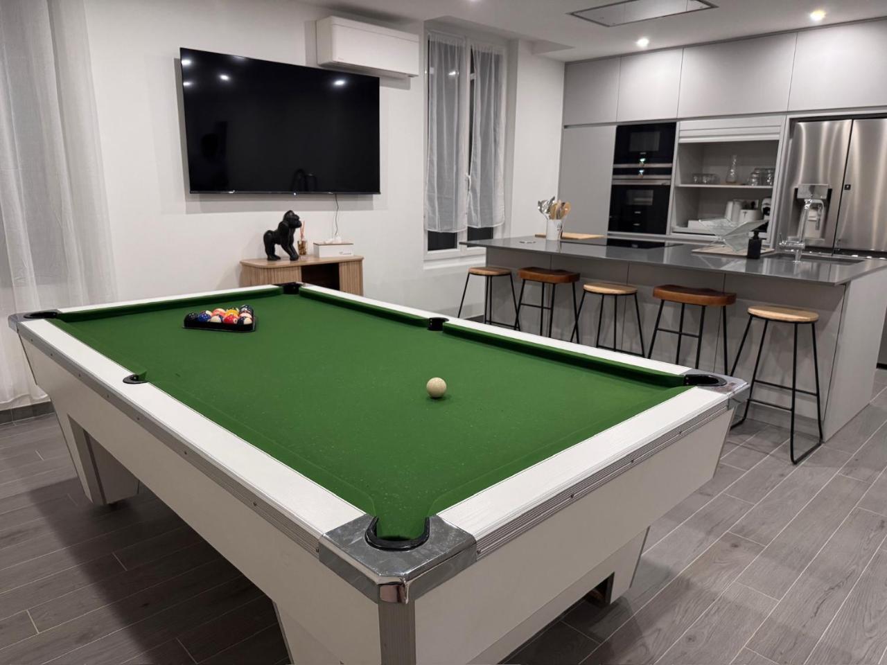 Maison Fair Play Jardin Parking Billard — 4-Star Luxury Hotel in Maisons-Alfort, France