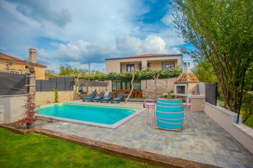 House with pool Poli Stare nuoni — 4-Star Luxury Hotel in Zminj, Croatia