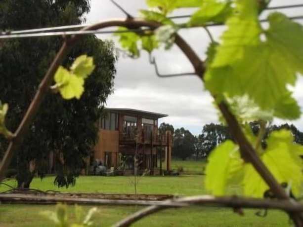 Bettenay Loft Spa Apartment & Lakeview Chalets — 4-Star Luxury Hotel in Cowaramup, Australia