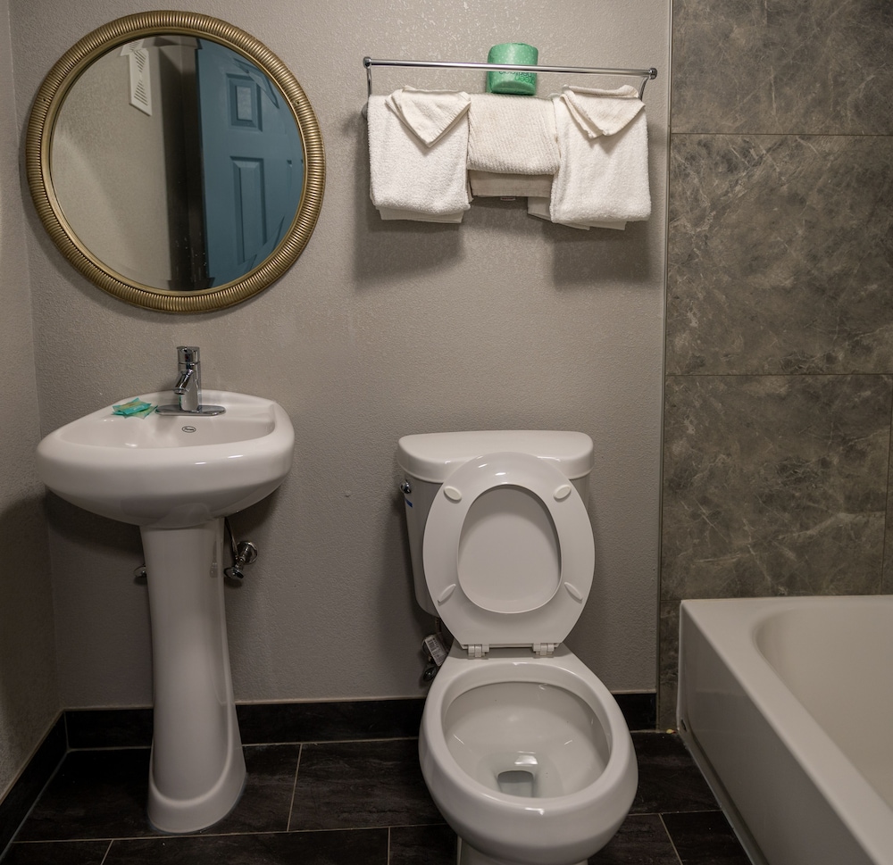 Riverside Inn and Suites - photo 11