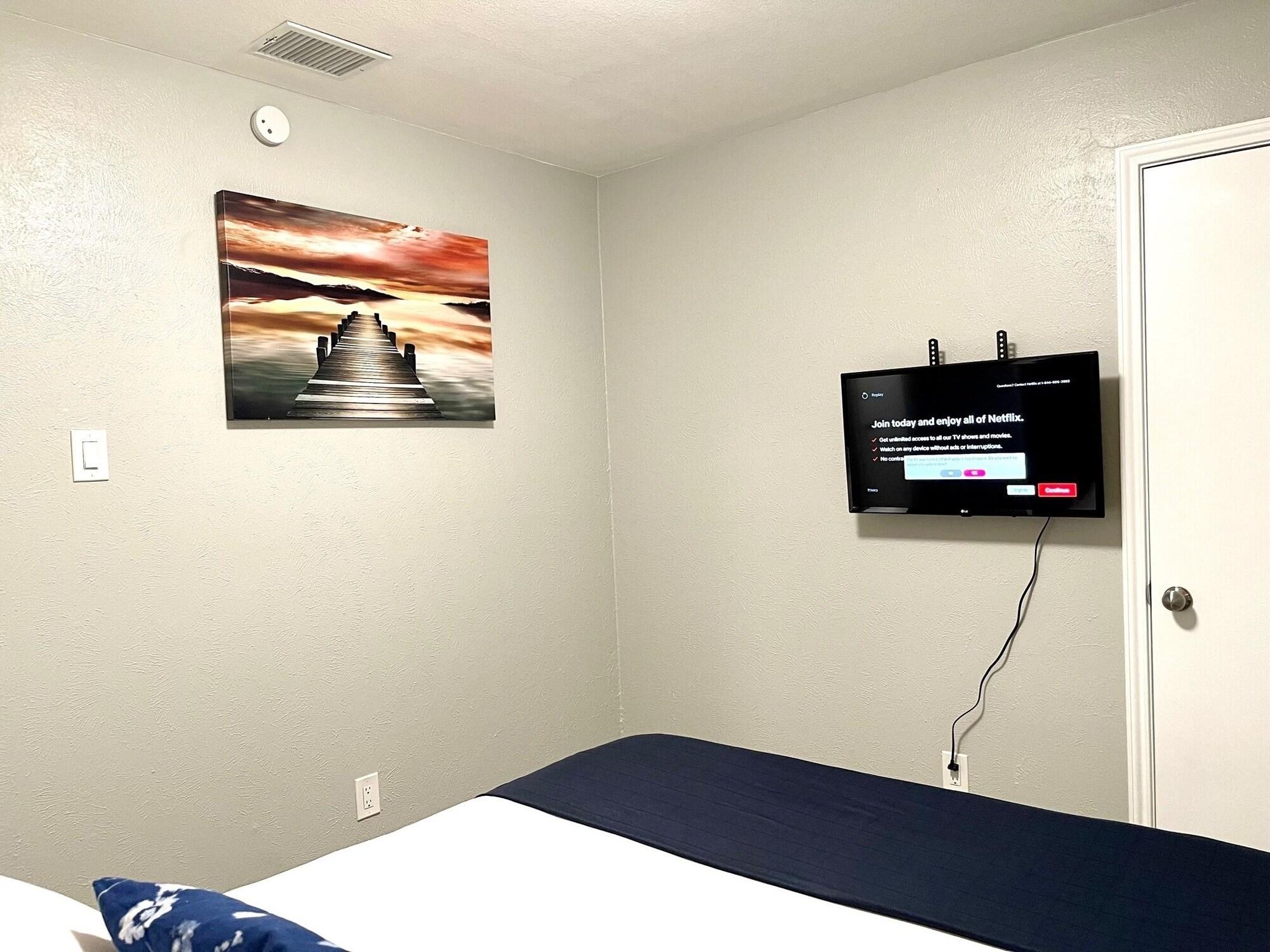 Central Frisco renovated nice & cozy unit 3 bed & 2 bath free wifi & parking in Frisco, United States