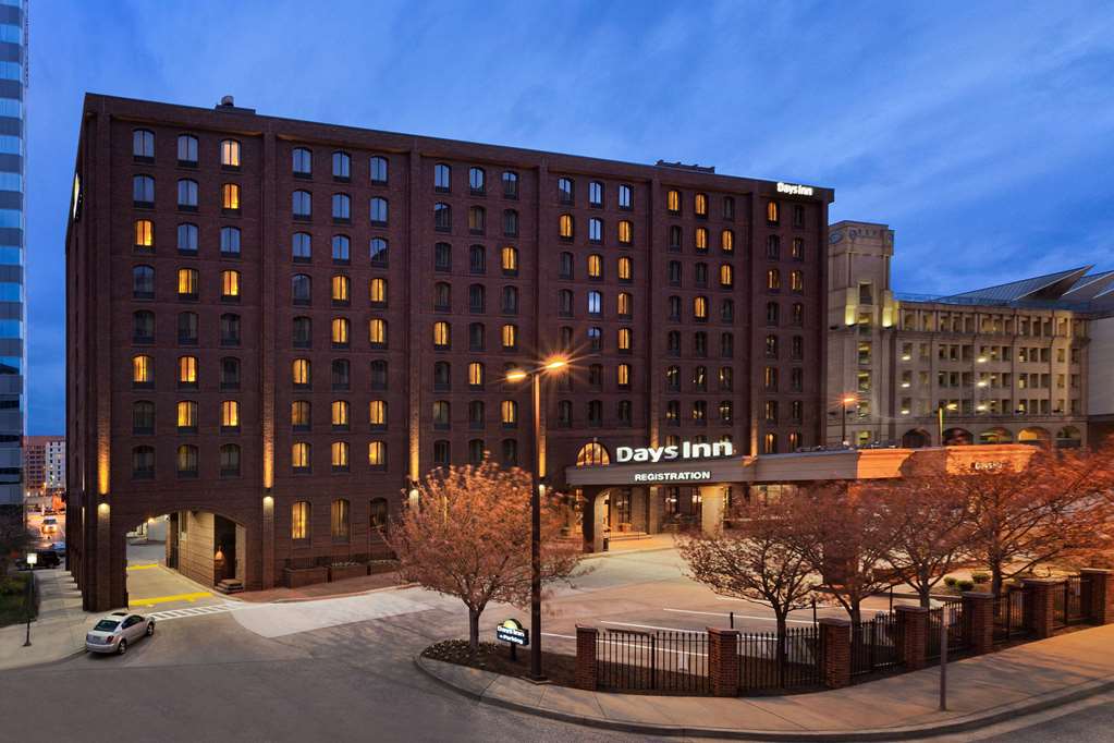 Days Inn by Wyndham Baltimore Inner Harbor - photo 3