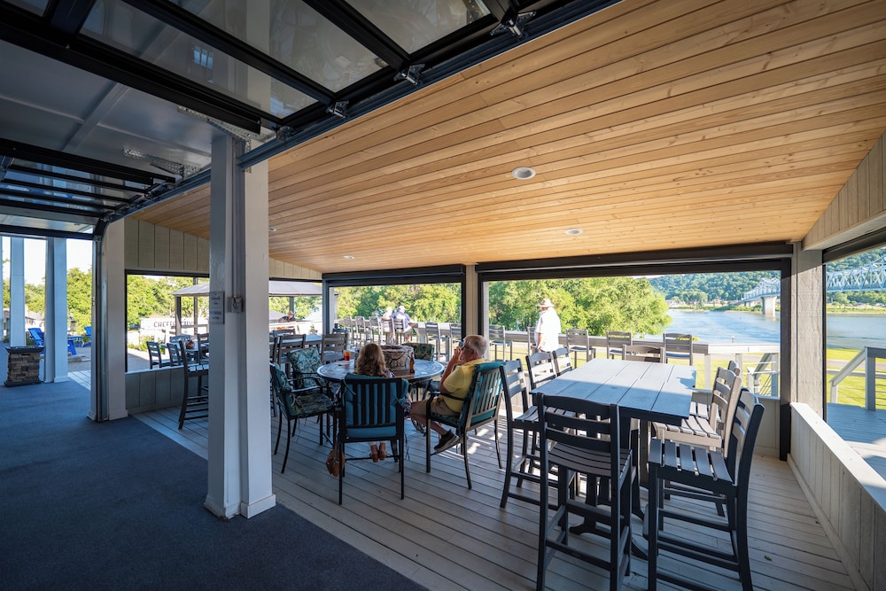 Riverboat Inn and Suites - photo 36