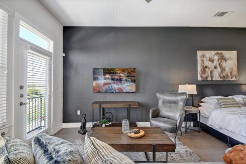 Spacious Studio Close to Riverwalk Free Parking — 4-Star Luxury Hotel in San Antonio, United States