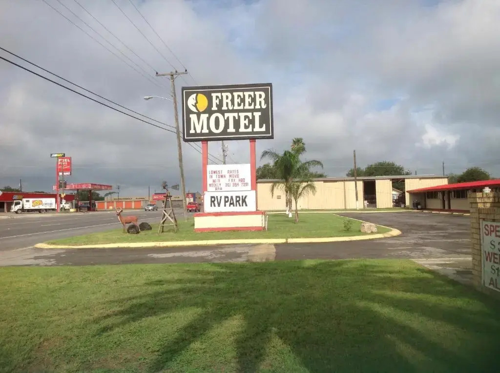 La Plaza Inn & Suites - photo 12