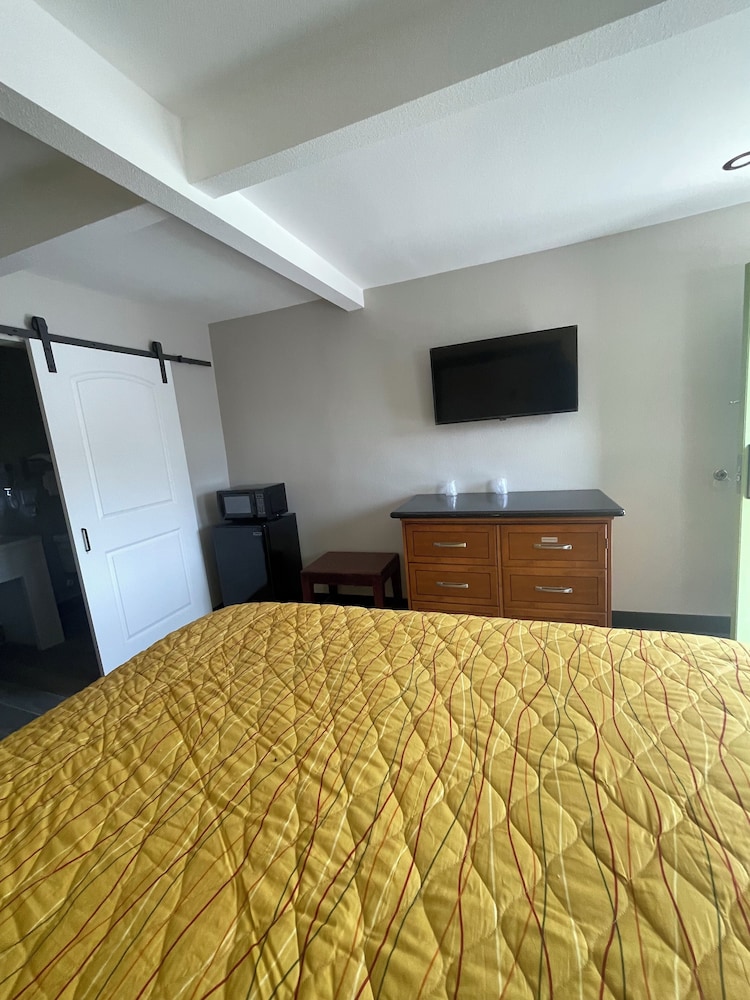 Stadium Inn & Spas - photo 14