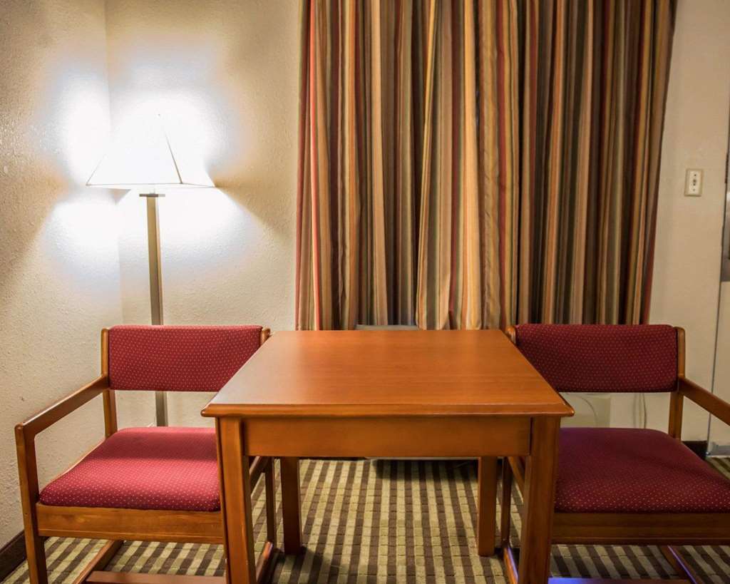 Econo Lodge Panama City St. Andrews - photo 17