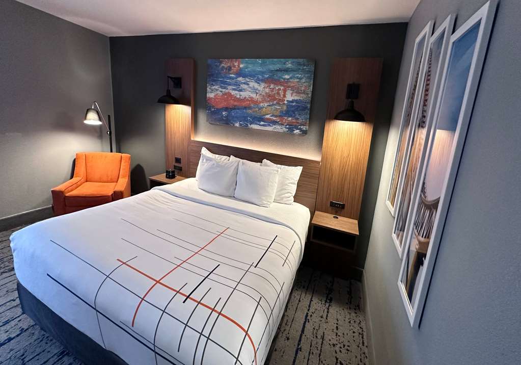 La Quinta Inn & Suites by Wyndham Chicago Gurnee - photo 35