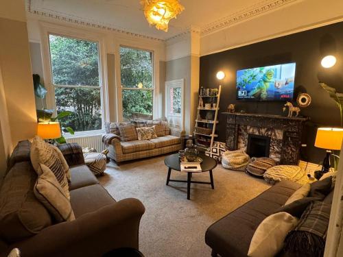 Deluxe Huge Detached House with Parking sleeps up to 30 people 2m from Liverpool City Centre — 4-Star Luxury Hotel in Liverpool, United Kingdom