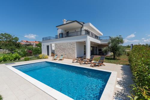 Tola in Tinjan, Croatia