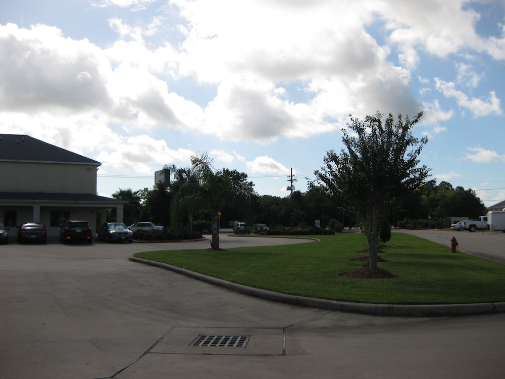Scottish Inn and Suites - photo 19