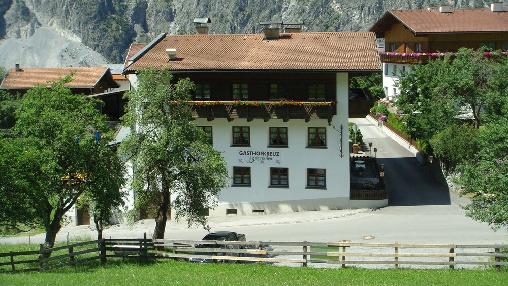Bergpension Gasthof Kreuz — hotel in Zams