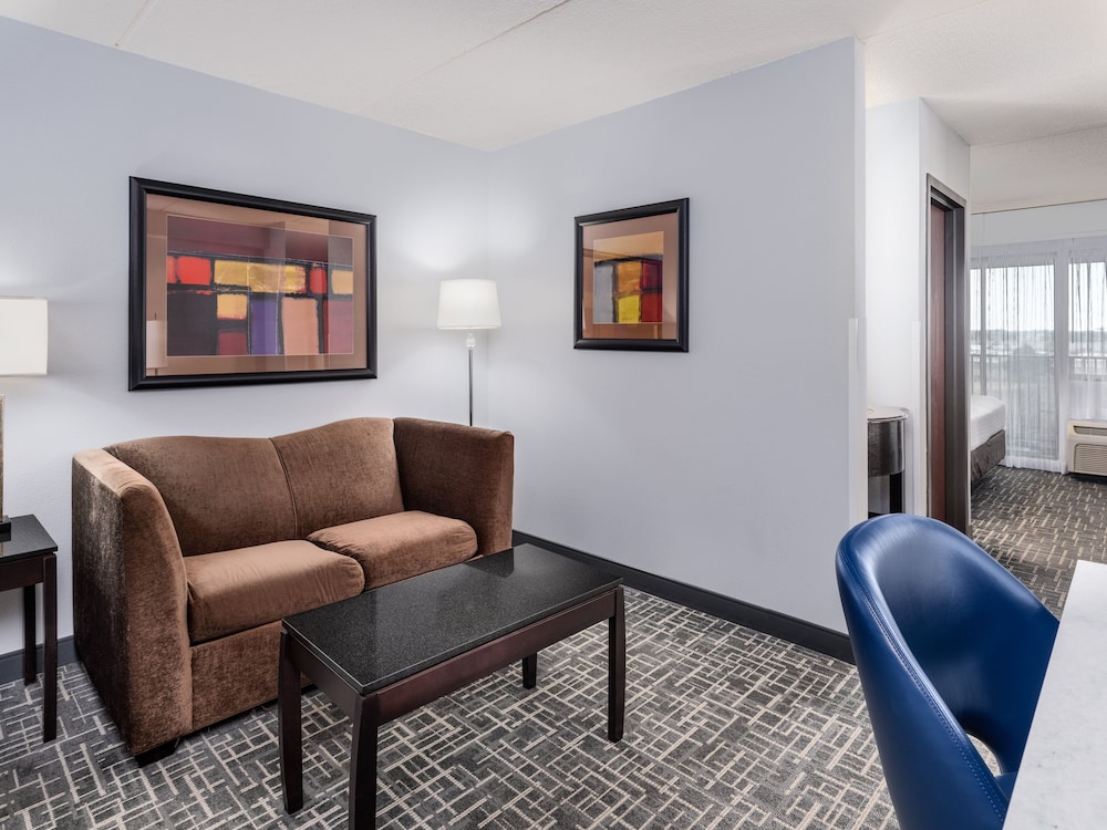 Crowne Plaza Milwaukee Airport by IHG - photo 19