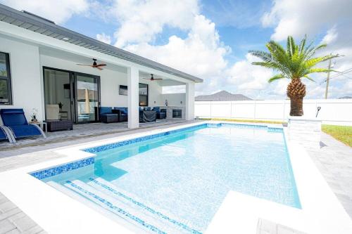 Cape Coral home with pool and game room — 4-Star Luxury Hotel in Cape Coral, United States