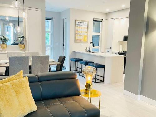 ENTIRE Sunrise Resort Townhome in Parksville in Parksville, Canada