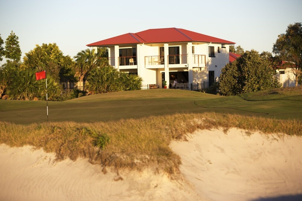 The Golfer's Lodge — 4-Star Luxury Hotel in Banksia Beach, Australia
