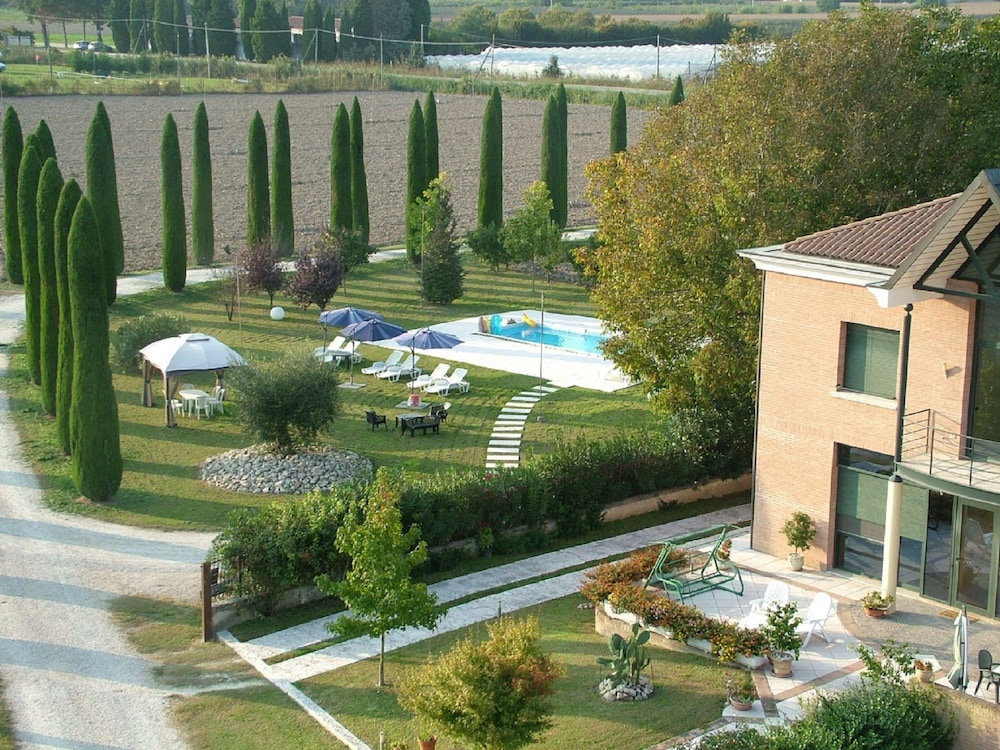 Agriturismo BB Mambrotta — 4-Star Luxury Hotel in San Martino Buon Albergo, Italy
