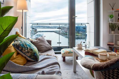 Stunning Mersey View Flat w Parking in Liverpool — 4-Star Luxury Hotel in Liverpool, United Kingdom