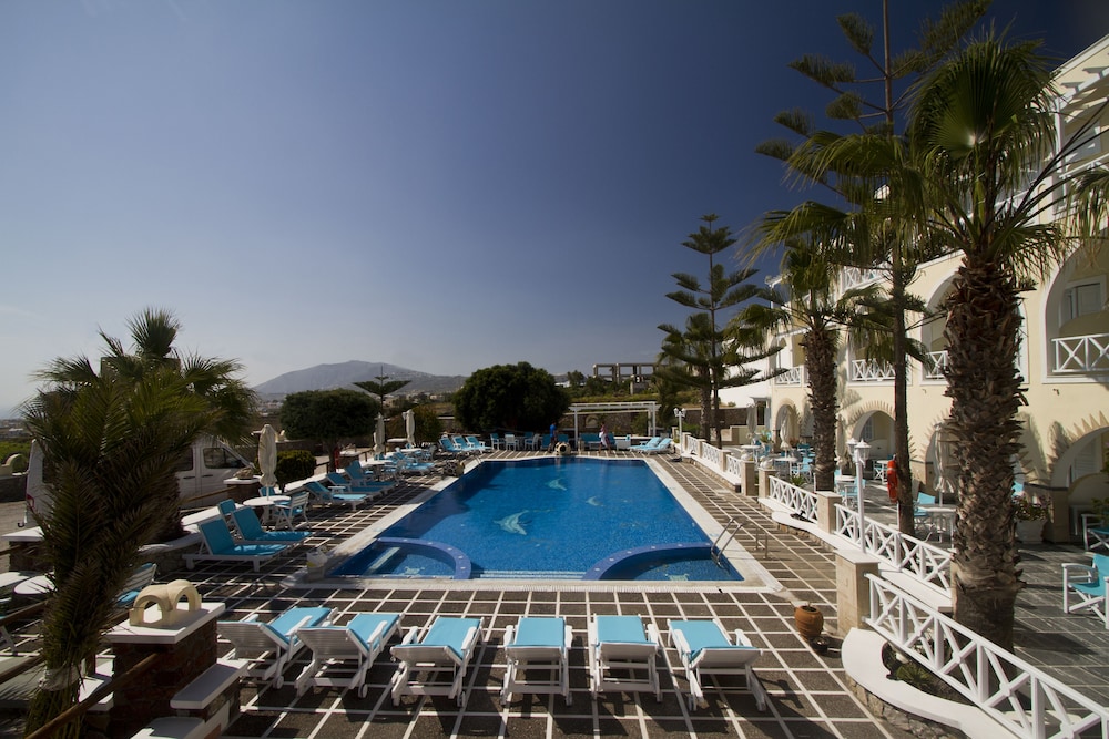 Golden Star - carbon neutral hotel in Fira